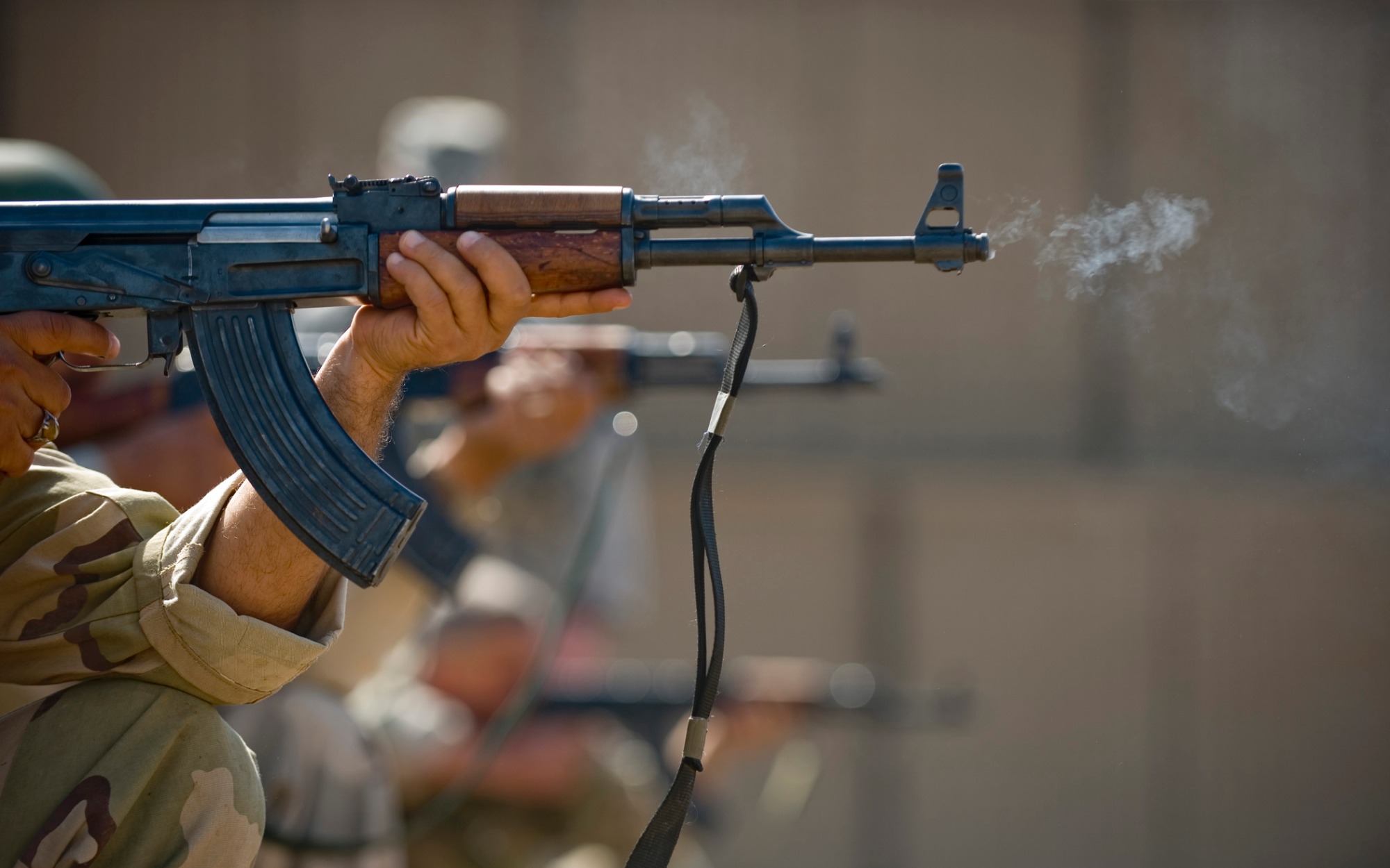 Σφαγή στην Κρήτη – 2 νεκροί & 15 τραυματίες από μάχη με πυροβολισμούς & ρίψη βόμβας – Έπεσαν 2.000 σφαίρες