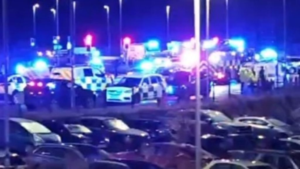 Επίθεση με μαχαίρι μέσα σε τρένο στη Βρετανία – Πληροφορίες για πολλούς τραυματίες (βίντεο)