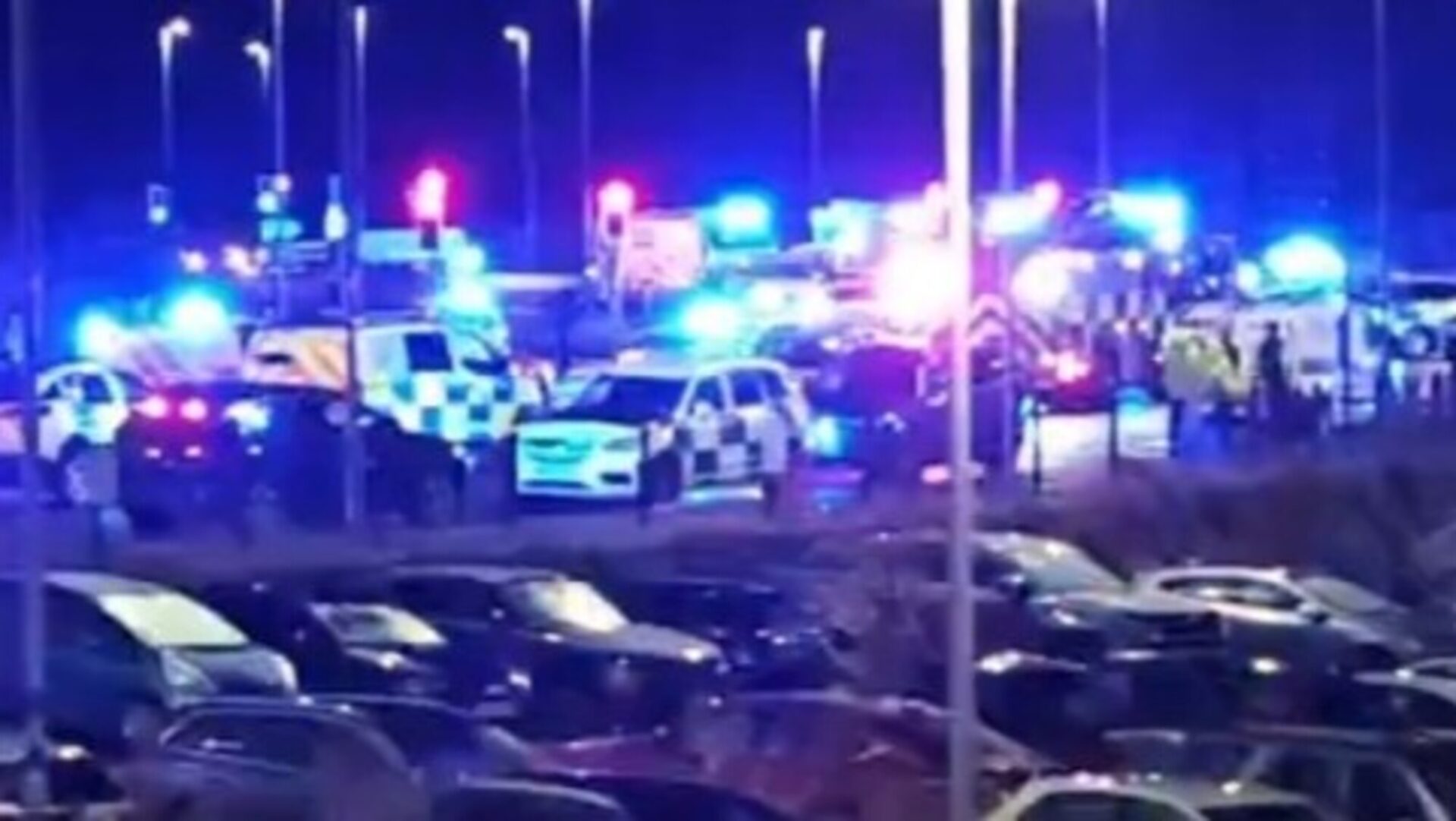 Επίθεση με μαχαίρι μέσα σε τρένο στη Βρετανία – Πληροφορίες για πολλούς τραυματίες (βίντεο)