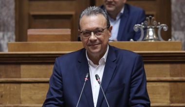 Σ.Φάμελλος κατά Κ.Μητσοτάκη: «Δεν μπορεί να κρύψει ότι τα ΕΛΤΑ τα χρεοκόπησαν οι “γαλάζιες ακρίδες”»