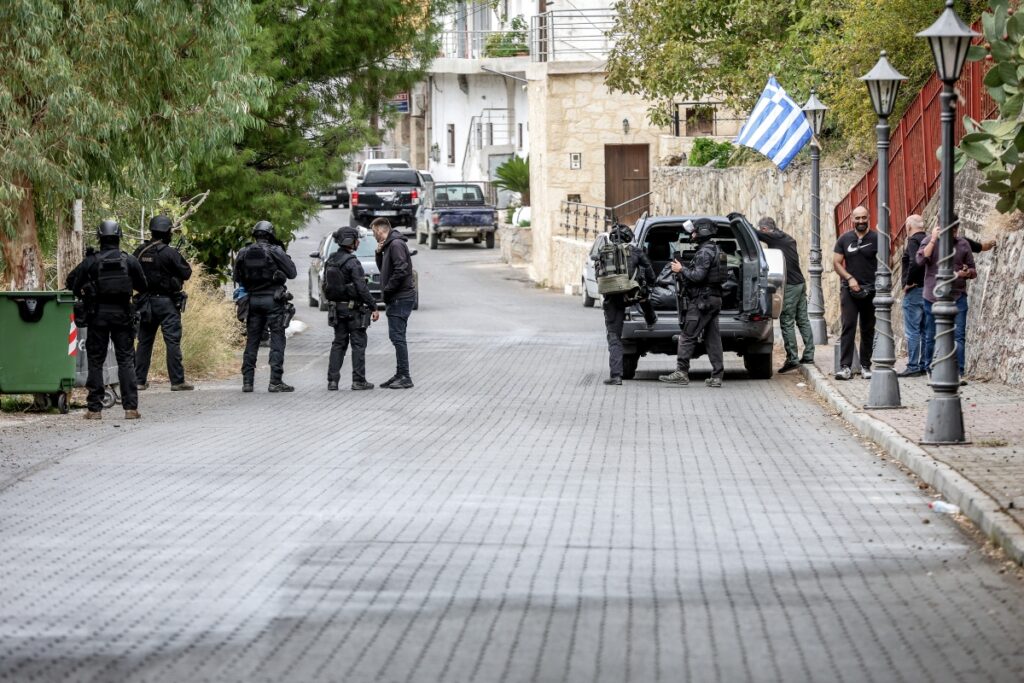 Βορίζια: Δείτε εικόνες από την οικοδομή που τοποθετήθηκε η βόμβα – «Έριχναν πυροβολισμούς από παντού»