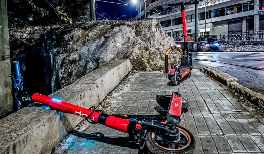 Κυβέρνηση-Δούκας: Αφού πρώτα «μας έκαναν την ζωή πατίνι» τώρα τσακώνονται για τα επικίνδυνα για όλους… πατίνια!