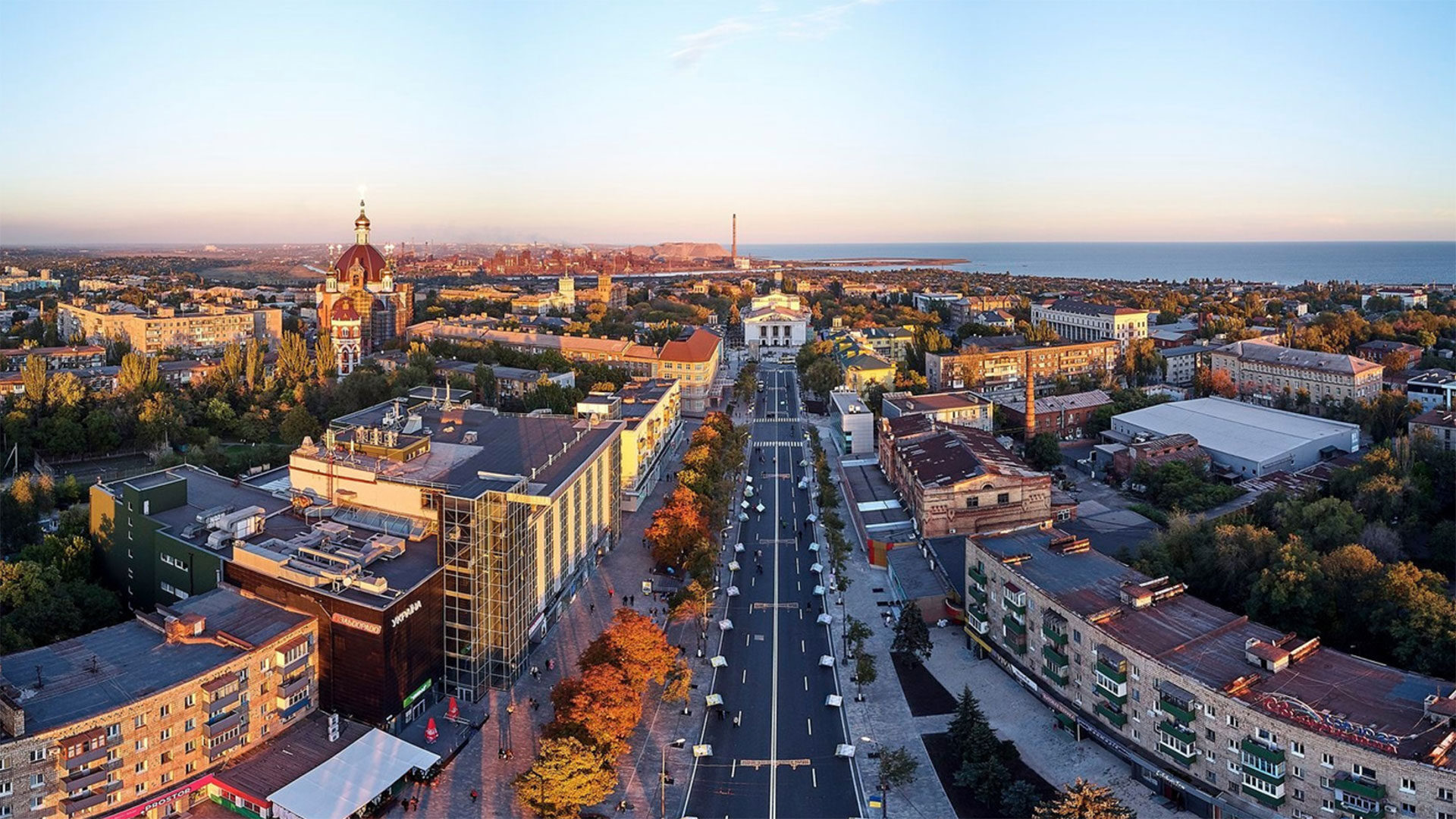 Ανακατασκευές κτιρίων στη Μαριούπολη: Δείτε εικόνες από τις εργασίες που πραγματοποιούνται στο ιστορικό θέατρο