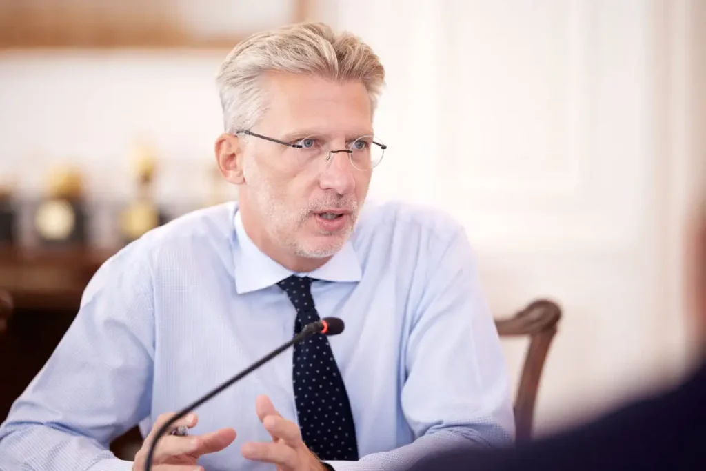 Άκης Σκέρτσος: Ο υπουργός Επικρατείας εξήγησε για ποιο λόγο μειώθηκαν τα τροχαία κατά 27,5% στο διάστημα 2019-2025