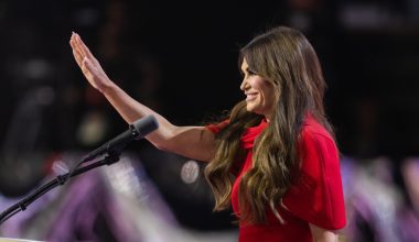 Κίμπερλι Γκιλφόιλ: Δείτε βίντεο από την άφιξή της στην Αθήνα με μαύρη λιμουζίνα