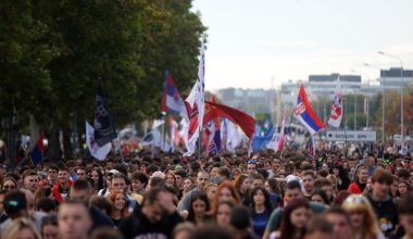 Σερβία: Μεγαλειώδεις συγκεντρώσεις μνήμης για το δυστύχημα στον σιδηροδρομικό σταθμό του Νόβι Σαντ (βίντεο – φωτο)