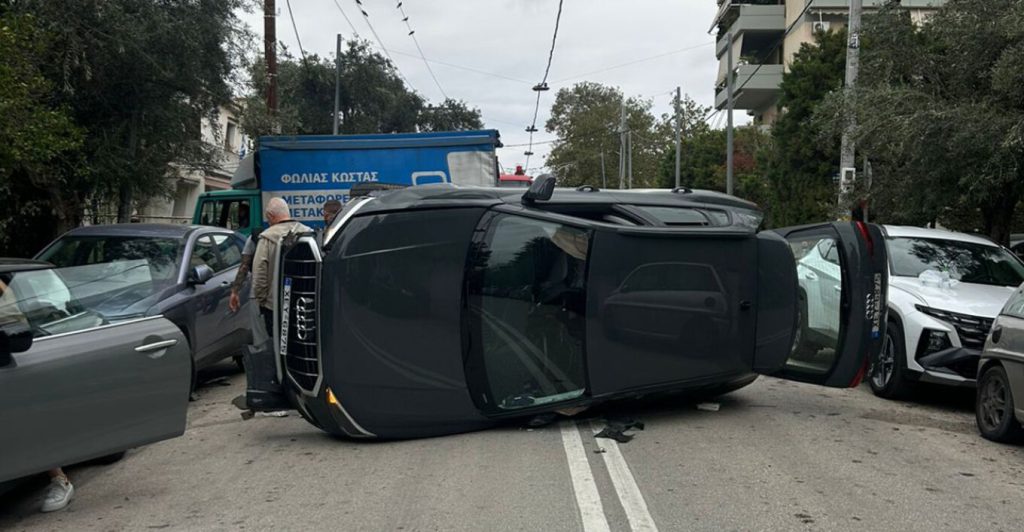Σοβαρό τροχαίο στα Βριλήσσια: Αυτοκίνητο εξετράπη της πορείας του και τούμπαρε στη μέση του δρόμου (φωτο)