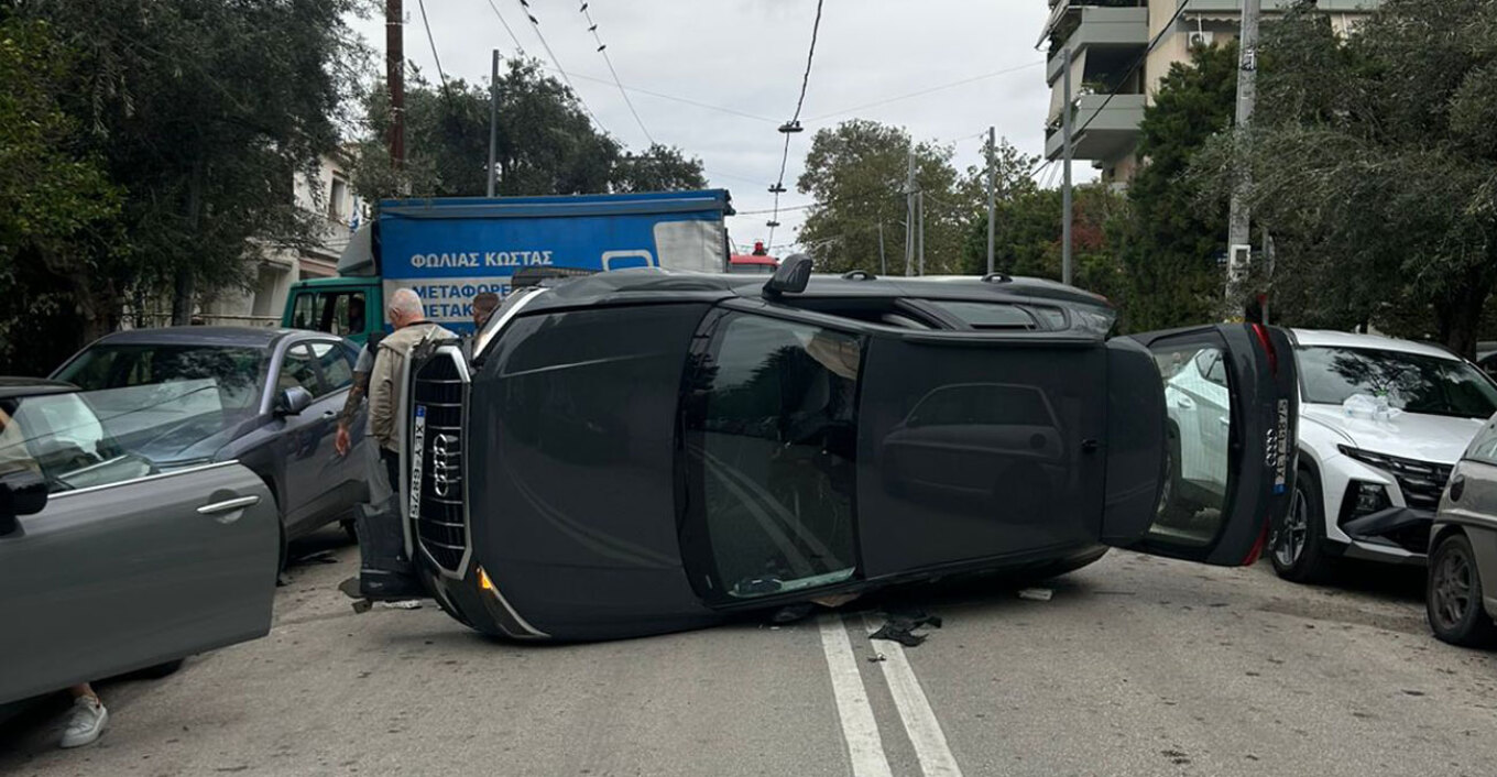 Σοβαρό τροχαίο στα Βριλήσσια: Αυτοκίνητο εξετράπη της πορείας του και τούμπαρε στη μέση του δρόμου (φωτο)