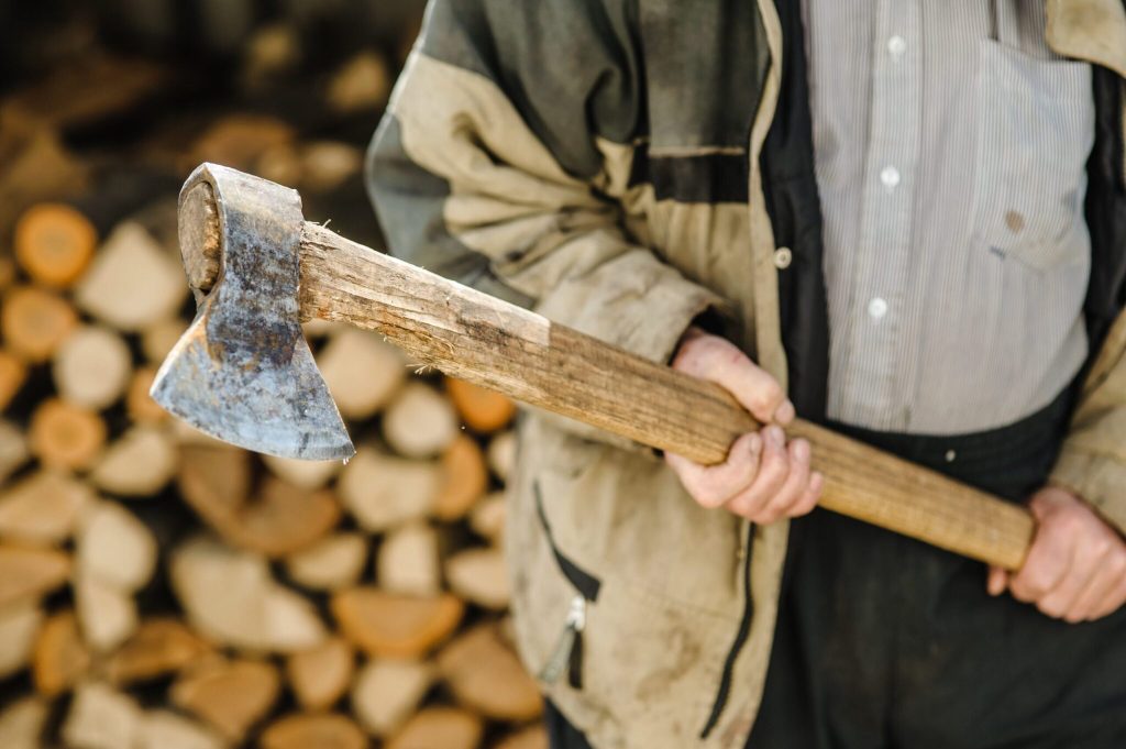 Λάρισα: Συνελήφθη ο 41χρονος που πήγε να χτυπήσει με τσεκούρι μια γυναίκα – Σοκάρουν οι δηλώσεις της (βίντεο)