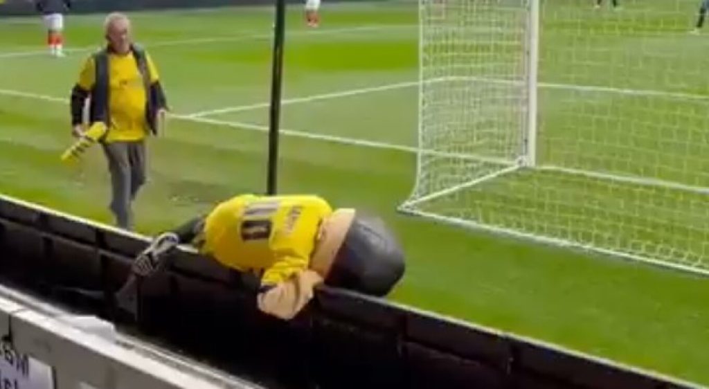 Μεθυσμένη μασκότ έγινε το πρόσωπο του αγώνα: Παραπάταγε και ύψωσε το μεσαίο δάχτυλο σε φιλάθλους (βίντεο)