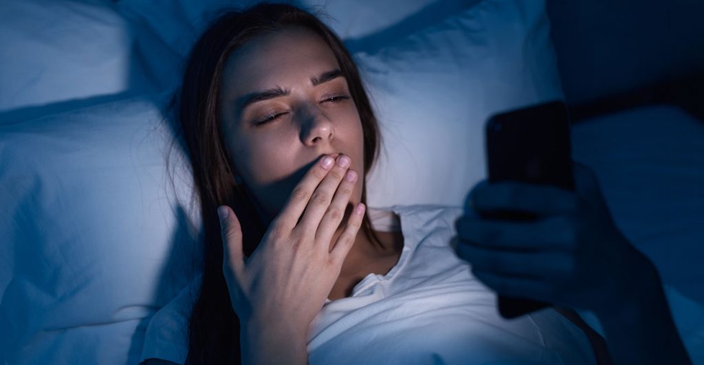 Έρευνα αποκάλυψε πόσες ώρες ξοδεύονται στο ατέλειωτο scrolling του κινητού πριν τον ύπνο