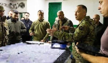 Συνάντηση ουκρανικού επιτελείου 90 χλμ. από το Ποκρόβσκ: «Καμία αποχώρηση από την πόλη – Στείλαμε στρατονομία»