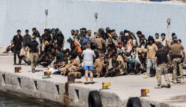 Βίντεο: Με την ησυχία τους Αφγανοί αποβιβάζονται σε ακτή της Καλύμνου – Το Λιμενικό δεν πρόλαβε να τους διασώσει