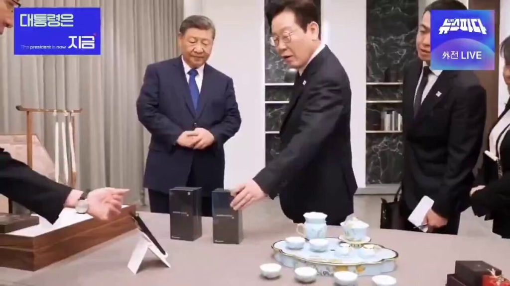 Σι Ζιπίνγκ στον Νοτιοκορεάτη ομόλογό του: «Δεν πιστεύω το κινητό σου να έχει κάποια “κερκόπορτα”»