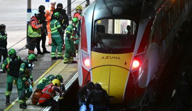 Τουλάχιστον 10 τραυματίες από την επίθεση με μαχαίρι μέσα σε τρένο στη Βρετανία (βίντεο)