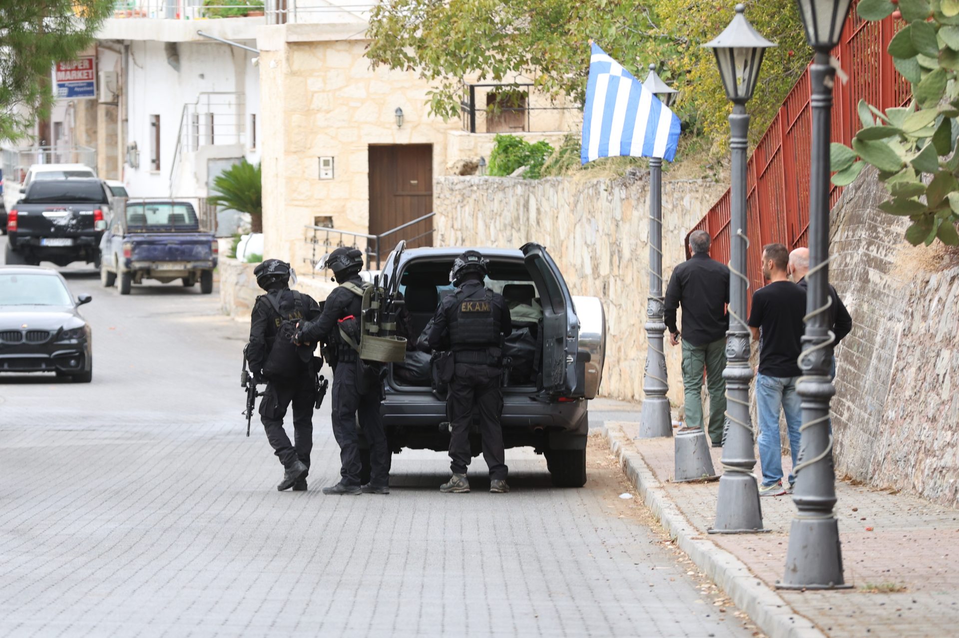 Πώς είδαν τα διεθνή ΜΜΕ το μακελειό στα Βορίζια – Τα σχόλια για τα Καλάνσικοφ και τις βεντέτες