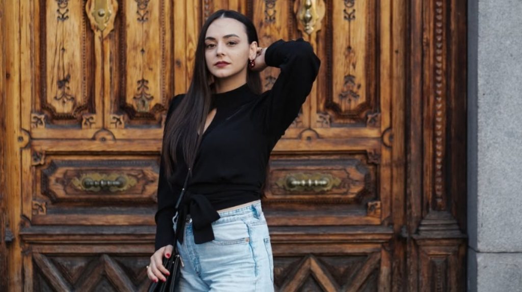 Ειρήνη Τορνεσάκη: Η νεαρή από την Κρήτη που διεκδικεί υποψηφιότητα για Grammy με ένα ριζίτικο τραγούδι (βίντεο)