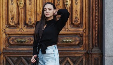 Ειρήνη Τορνεσάκη: Η νεαρή από την Κρήτη που διεκδικεί υποψηφιότητα για Grammy με ένα ριζίτικο τραγούδι (βίντεο)