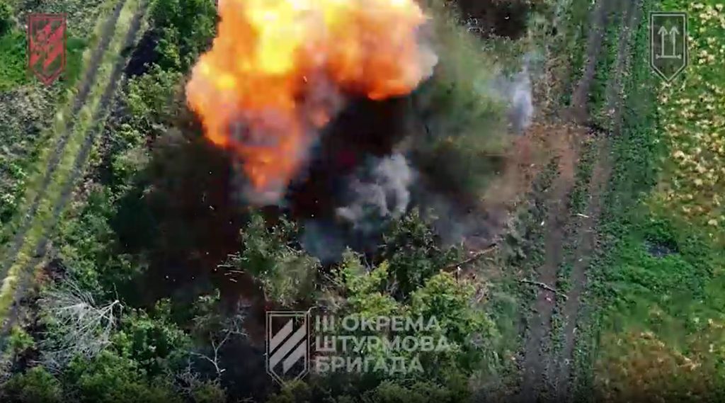 Ουκρανία: Η στιγμή που ρωσικό FPV κτυπά ουκρανικό θωρακισμένο – Ο πανικός μέσα στο όχημα