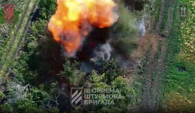 Ουκρανία: Η στιγμή που ρωσικό FPV κτυπά ουκρανικό θωρακισμένο – Ο πανικός μέσα στο όχημα