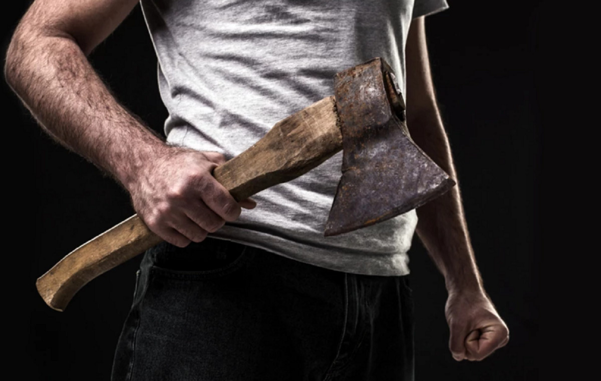 Συνελήφθη άνδρας στη Λάρισα που απείλησε με τσεκούρι γυναίκα μπροστά στα ανήλικα παιδιά της