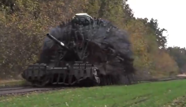 Κινούμενος «θάμνος»: Πώς θωράκισαν ένα άρμα μάχης οι Ρώσοι για να εξουδετερώσουν τα FPV