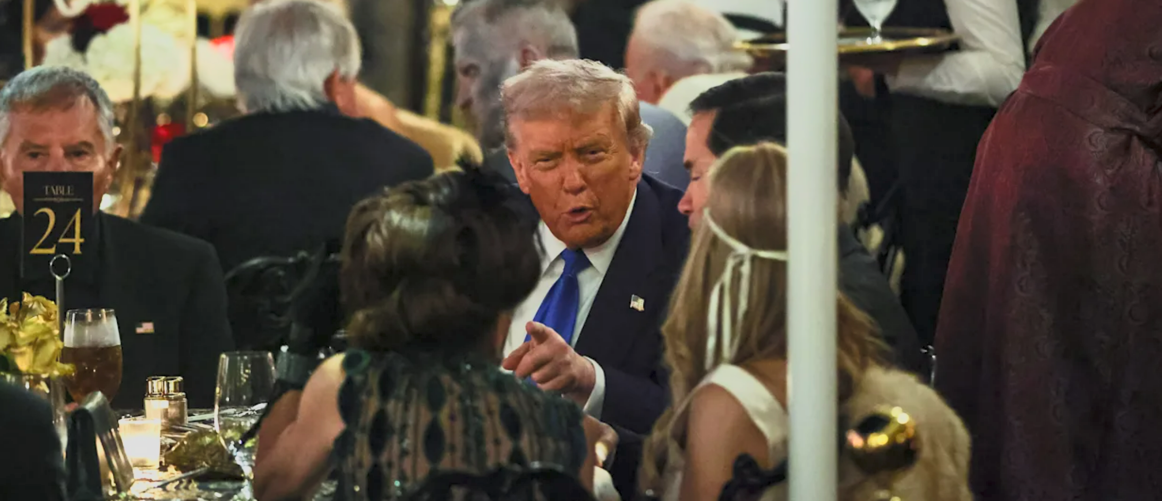 Γλέντι με φλάπερ και σαμπάνιες: Το “Great Gatsby” του Τραμπ προκαλεί οργή στις ΗΠΑ (βίντεο)