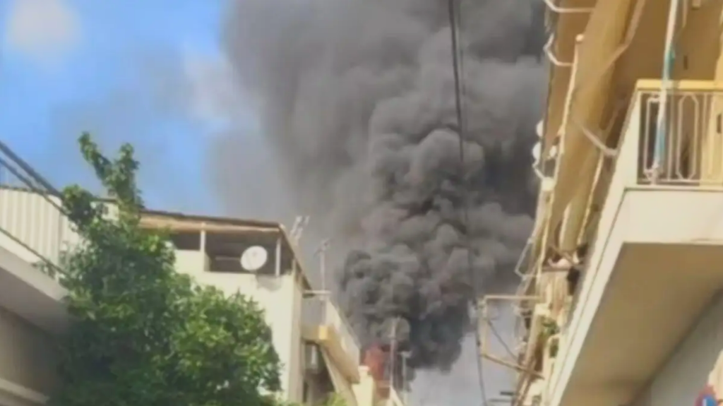 Πυρκαγιά σε σπίτι στους Αγίους Αναργύρους – Ακούστηκαν εκρήξεις