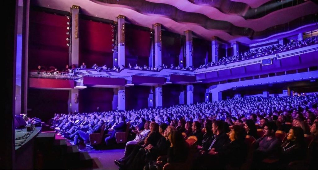 Sold-out σχεδόν όλες οι θεατρικές παραστάσεις στην Αθήνα! – Αγαπάμε το θέατρο και το δείχνουμε!