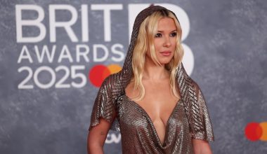 Σκάνδαλο στο Stranger Things λίγο πριν το φινάλε: Η Μίλι Μπόμπι Μπράουν κατηγορεί τον «πατέρα» της για παρενόχληση