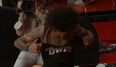 Ολυμπιακός – Ηρακλής 103-87: Ο εκνευρισμένος Τάισον Ουόρντ έσκισε τη φανέλα του μετά από χαμένο λέι απ (βίντεο)