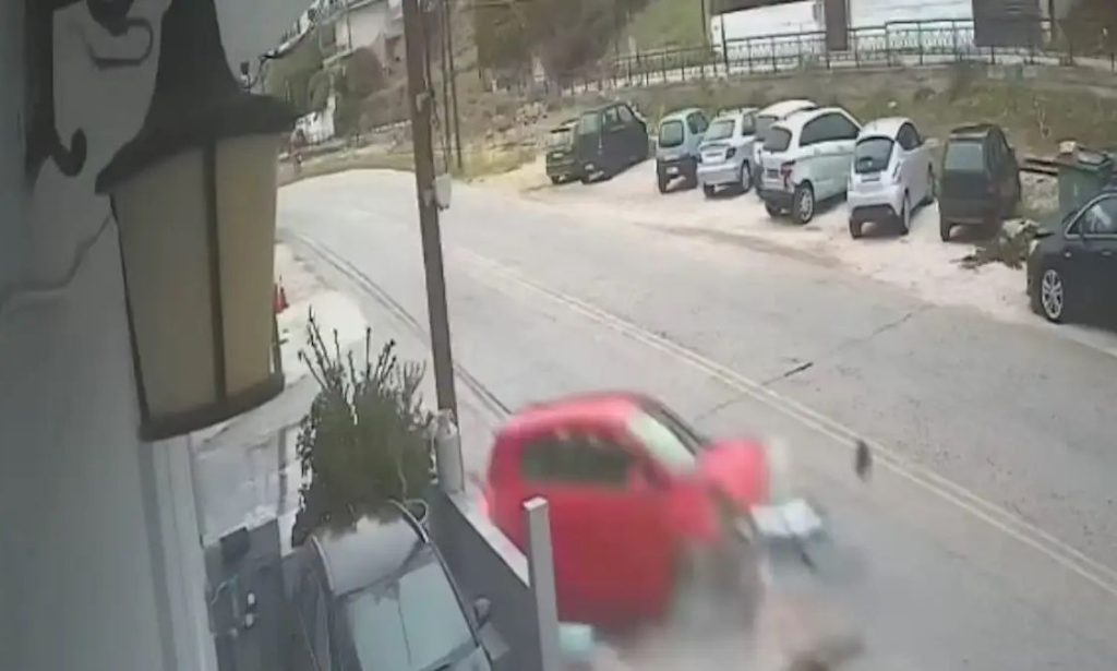 Σοβαρό τροχαίο στην Κόρινθο μετά την σφοδρή σύγκρουση τριών οχημάτων (βίντεο)