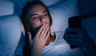 Έρευνα αποκάλυψε πόσες ώρες ξοδεύονται στο ατέλειωτο scrolling του κινητού πριν τον ύπνο