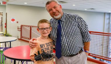 Δάσκαλος στο Κεντάκι των ΗΠΑ έφτιαξε με 3D εκτυπωτή πρόσθετο μέλος για μαθητή του – Κόστισε μόλις 20 δολάρια