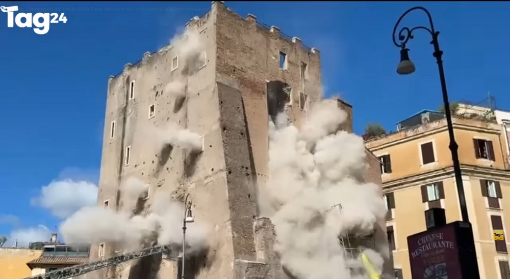 Ιταλία: Μερική κατάρρευση του μεσαιωνικού «Πύργου των Κόμηδων» – Εγκλωβίστηκαν 4 εργάτες κάτω από τα συντρίμμια