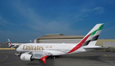 Bίντεο: H στιγμή που υπάλληλος της Emirates Airlines κυνηγά… ποντίκι σε διάδρομο αεροδρομίου