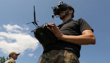 Bίντεο: Τα ρωσικά FPV με μέθοδο «seek and destroy» πλήττουν ουκρανικά ΤΟΜΑ στο Σούμι