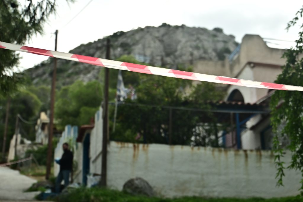 Τα σενάρια που εξετάζει η ΕΛ.ΑΣ για τη δολοφονία της 75χρονης στη Σαλαμίνα – Τι αποκάλυψε η κόρη της