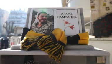 Δίκη για τη δολοφονία του Α.Καμπανού: Επεισόδια έξω από τα δικαστήρια ανάμεσα σε κουκουλοφόρους και ΜΑΤ