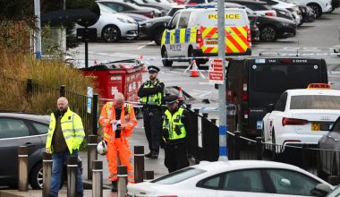 Αγγλία: Μαχαίρωσε 11 άτομα σε τρένο – Εργαζόμενος έσωσε ζωές και νοσηλεύεται σε κρίσιμη κατάσταση (βίντεο)