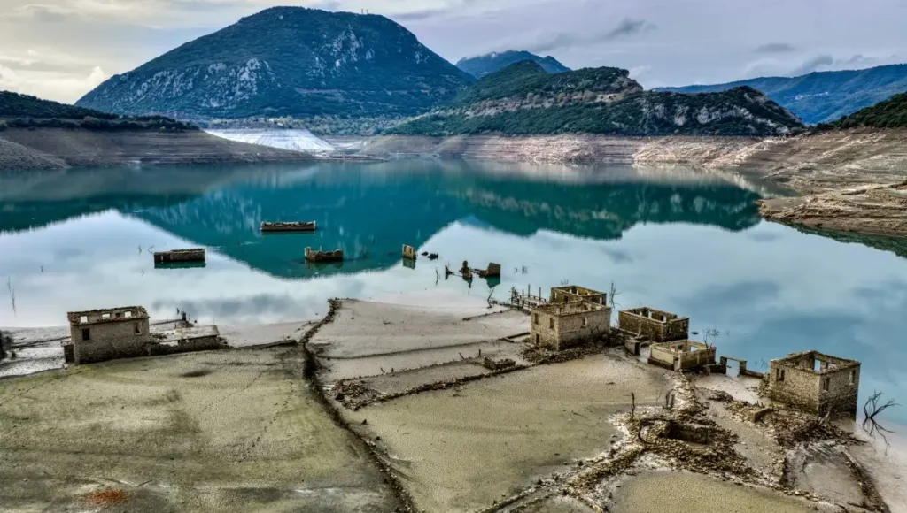 Λίμνη Μόρνου: Ανησυχία προκαλούν οι εικόνες από drone – Μεγάλη η υποχώρηση της στάθμης του νερού