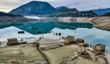 Λίμνη Μόρνου: Ανησυχία προκαλούν οι εικόνες από drone – Μεγάλη η υποχώρηση της στάθμης του νερού