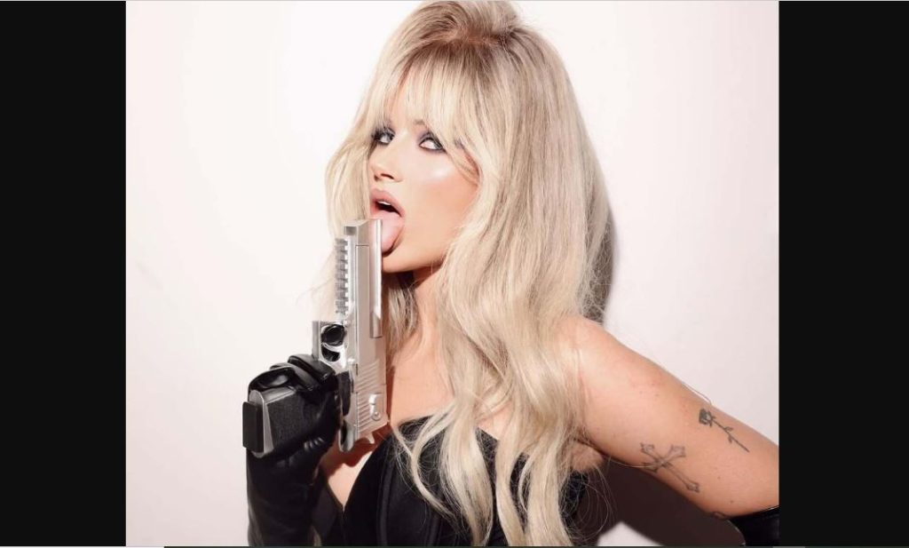 Λότι Μος: To εντυπωσιακό μοντέλο του OF ντύθηκε Πάμελα Άντερσον για το Halloween – Δείτε φωτογραφίες