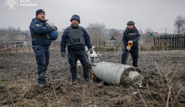 Βίντεο: H στιγμή που ρωσική FAB-1500 «αναπηδά» στο έδαφος και εκρήγνυται – Εντυπωσιακά πλάνα