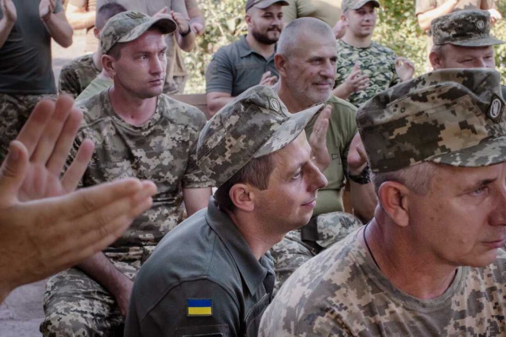 Εικόνες απελπισίας: Ουκρανοί στρατιώτες «βυθίζονται» μέσα στη λύπη παρά τις Ουκρανές που τραγουδούν (βίντεο)