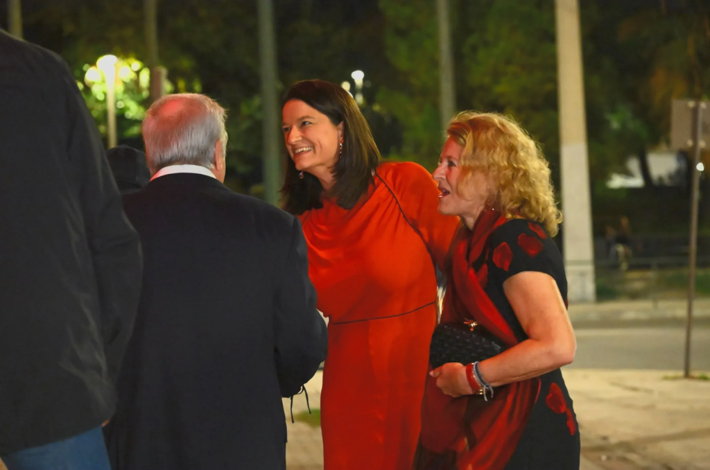 Λαμπερή βραδιά για την Κίμπερλι Γκίλφοϊλ στην Αθήνα – Το μήνυμα της Νίκης Κεραμέως