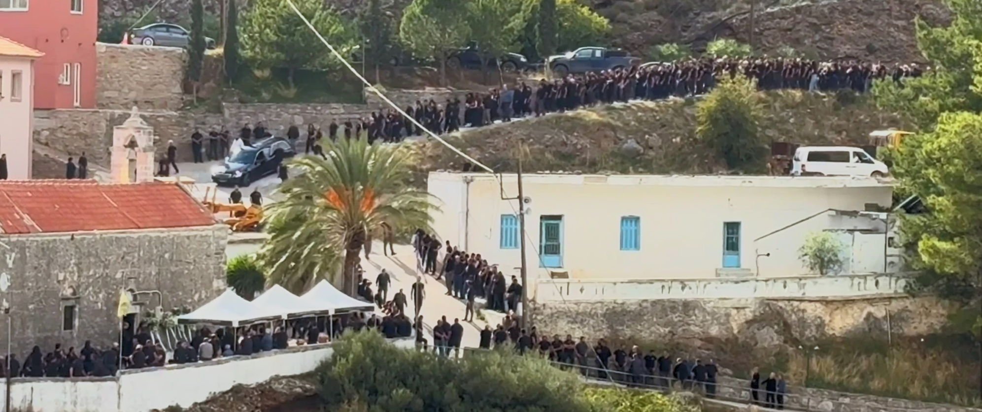 Ουρλιαχτά και βουβός πόνος στα Βορίζια: «Σ’ αγαπώ, μ’ ακούς;» στην κηδεία του 39χρονου (βίντεο)