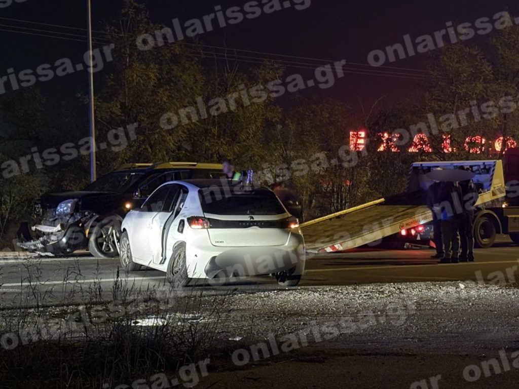 Σφοδρή σύγκρουση δύο αυτοκινήτων στη Λάρισα – Τέσσερις οι τραυματίες (φωτο)