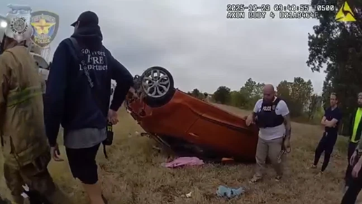 Βίντεο: Η στιγμή που αστυνομικοί στο Τέξας απεγκλωβίζουν βρέφος από αυτοκίνητο που ανετράπη