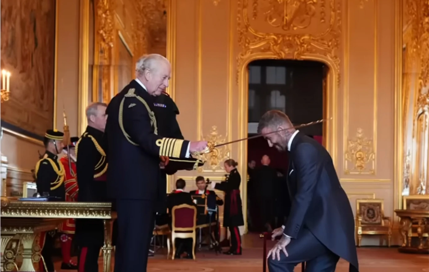 Τελικά ο Ντέιβιντ Μπέκαμ χρίστηκε Ιππότης – Ο Κάρολος τον έκανε «Sir» (βίντεο)